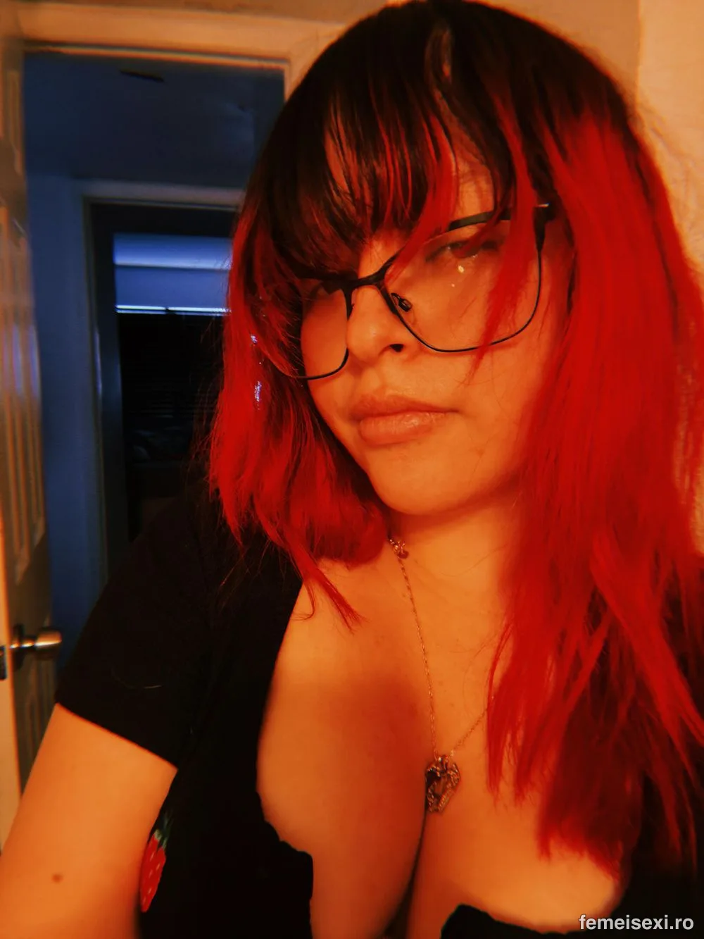 Selfie sexi acasă #249 – Amatoare, roșcată, plinuță, ochelari