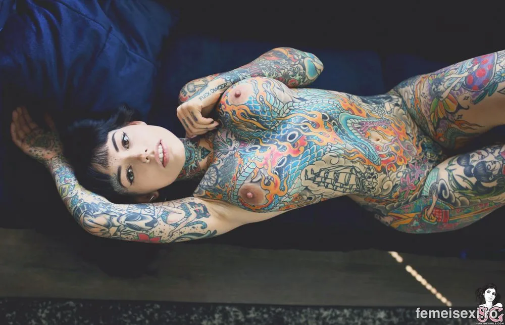 Poză cu o femeie goală #950 – Femei goale, brunetă, pat, tatuaje