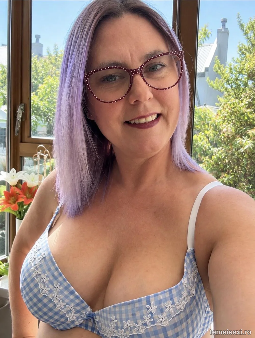 MILF sexi #838 – MILF, plinuță, ochelari, lenjerie