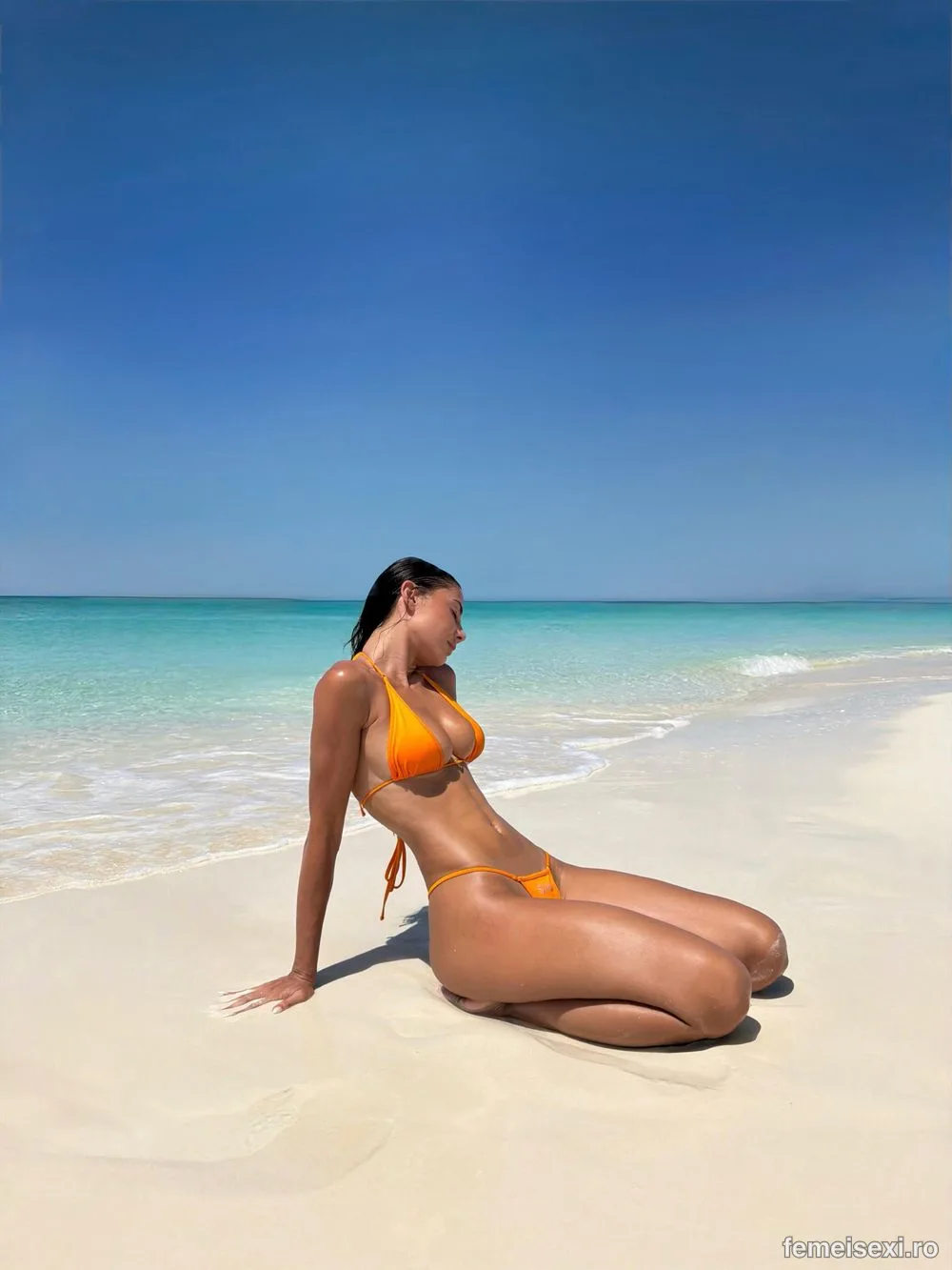 Bikini la plajă #696 – La plajă, brunetă, plajă, bikini