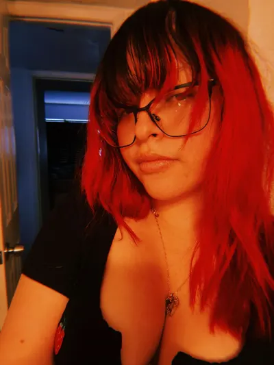 Selfie sexi acasă #249 – Amatoare, roșcată, plinuță, ochelari