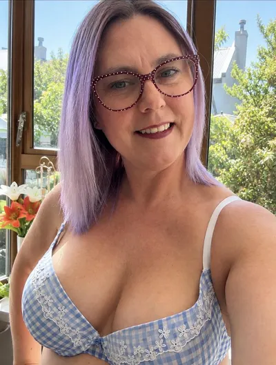 MILF sexi #838 – MILF, plinuță, ochelari, lenjerie