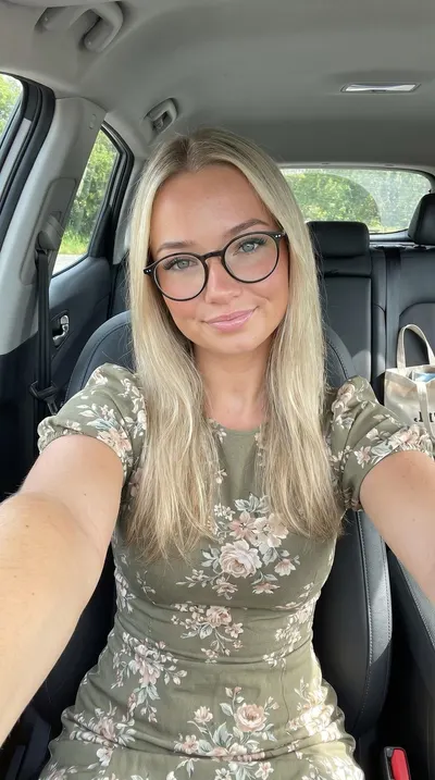 Tânără sexi #994 – Tinere 18+, blondă, ochelari